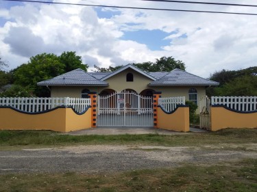 For Sale: 4 Bedrooms 4 Bathrooms- Trelawny