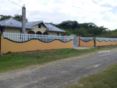 For Sale: 4 Bedrooms 4 Bathrooms- Trelawny