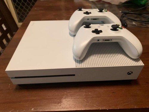 FULLY WORKING FAILY NEW XBOX ONE S 1TB