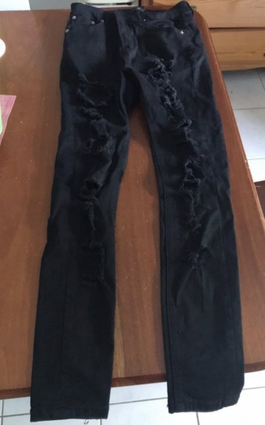 FOREVER21 BLACK RIPPED JEANS SIZE 25