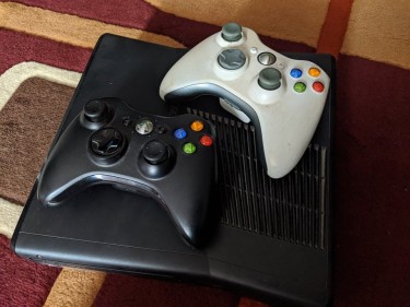 XBox 360 Good Condition. 2 Controllers (wireless)