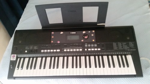 5 Octave Yamaha Electronic Keyboard
