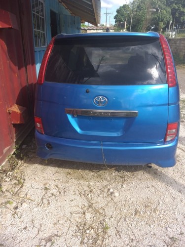 Toyota ISIS 7 Seater 2005