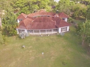 Golf Course Villa & Cottage On 1acre & Indoor Pool