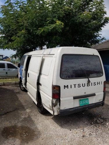 2001 Mitsubishi L300