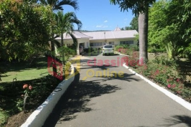 5 Bedrooms, 5 Bathrooms Houses Cardiff Hall Runaway Bay