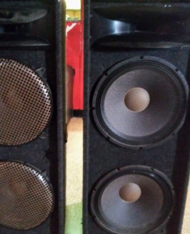 4 Essence 15'' Speakers In Box