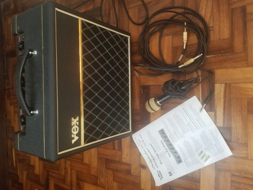 Guitar Amp With Plug In And And Microphone