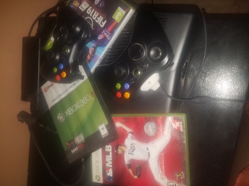 Xbox 360 With 2 Controller For 15k And Cds