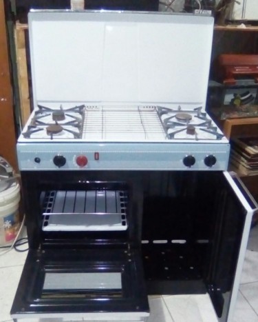 4 Burner Gas Stove With Hideaway Cylinder Area