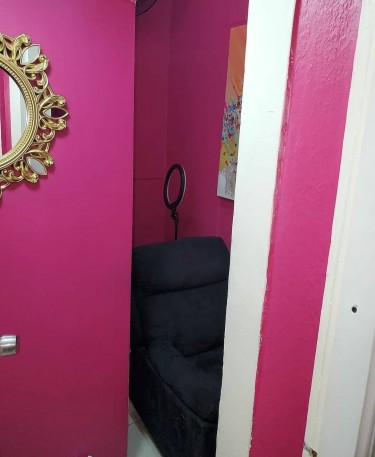LASH ROOM FOR RENT 
