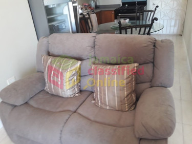 Beautifully Maintained 2 Bedrooms In Irwin Meadows
