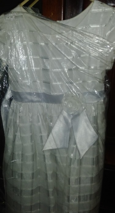White Flowers Girls Dress In Good Condition. 