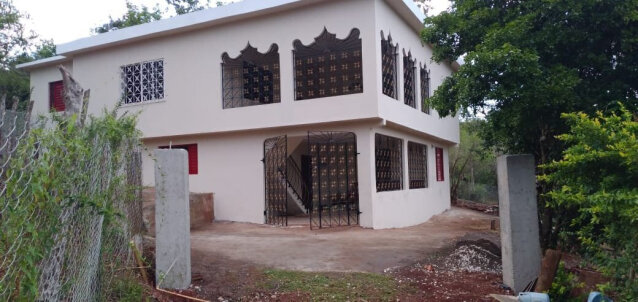 5 Bedroom House Gated Patio
