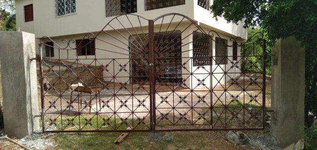 5 Bedroom House Gated Patio