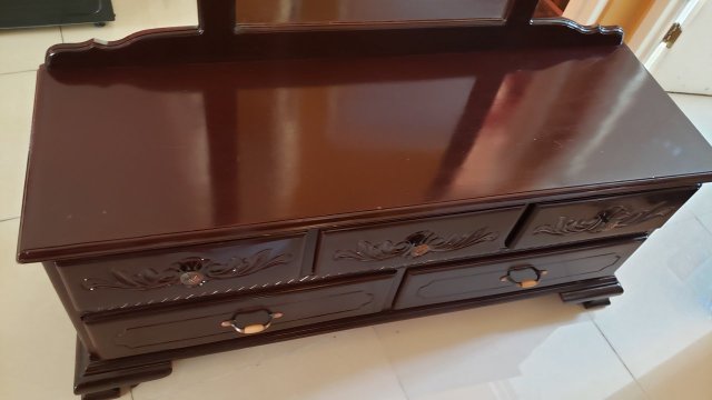 5 Drawer Dresser In Very Good Condition