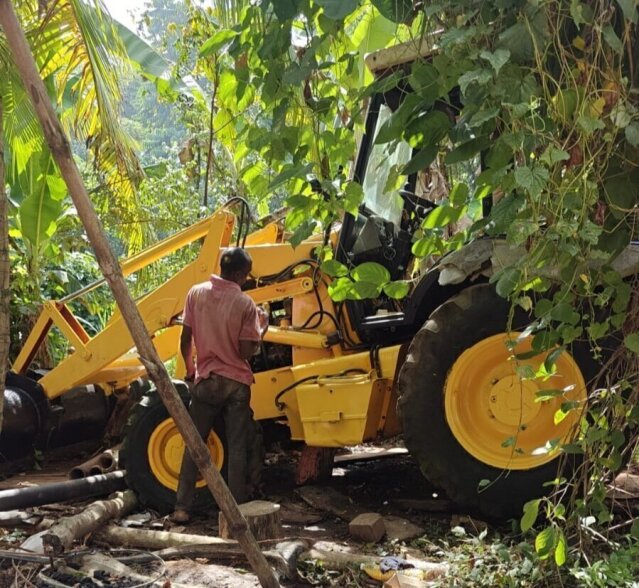 Backhoe 6-8hrs Daily Rental