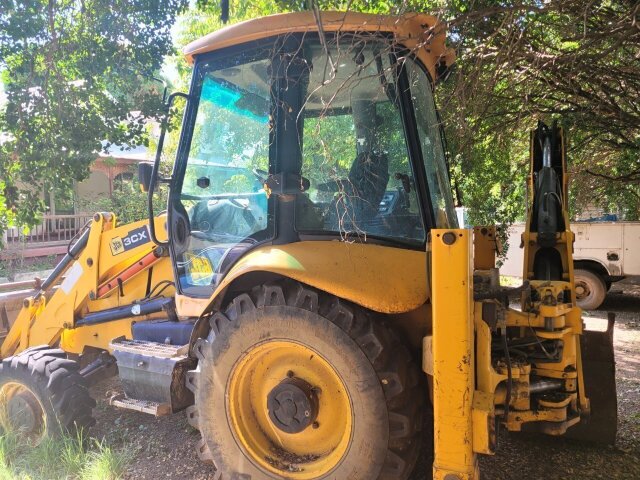 Backhoe 6-8hrs Daily Rental Trucks Kingston And St. Catherine