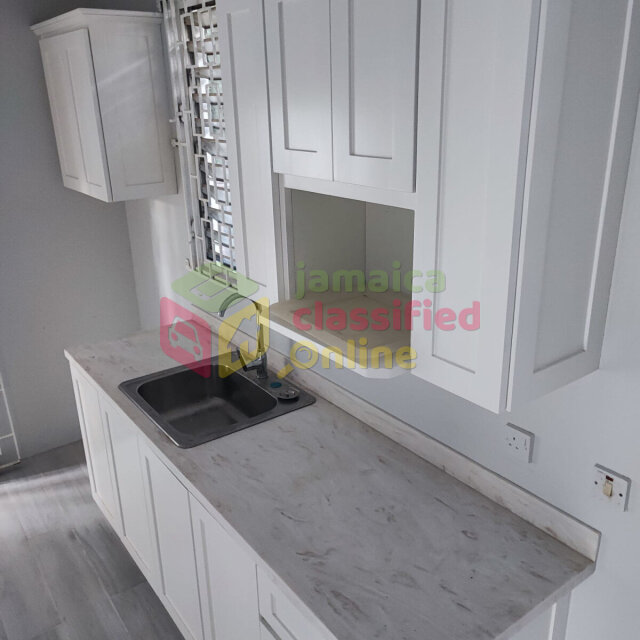 Spacious 1 Bedroom Mona Flat