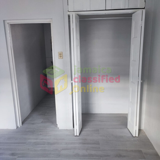 Spacious 1 Bedroom Mona Flat