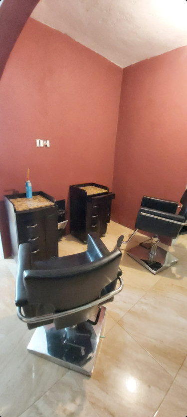 2 STYLING CHAIR AND HAIRDRESSER/BARBER STATION 