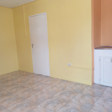 Self Contained 1 Bedroom Dwelling Off Molynes Road