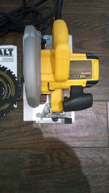 DeWalt 7  1/4 In Circular Saw Corded