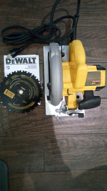 DeWalt 7  1/4 In Circular Saw Corded