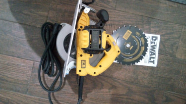 DeWalt 7  1/4 In Circular Saw Corded