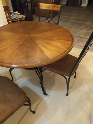 5 Piece Dinning Table Excellent Condition Must Go