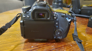 Canon EOS 70D DSLR CAMERA