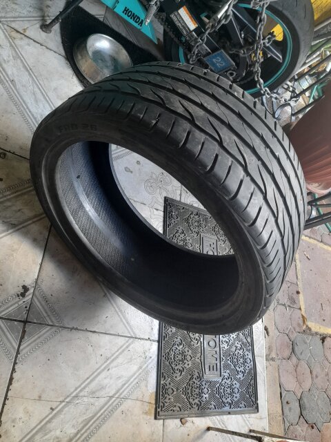 Used 255/35/19 Tyre (farroad)