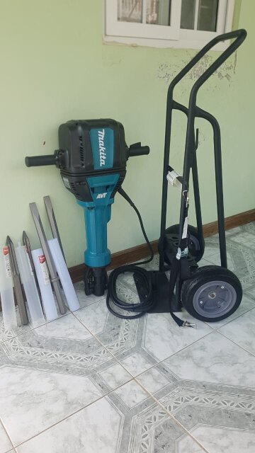 Makita HM1812×3 70lb Advanced AVT Breaker Hammer