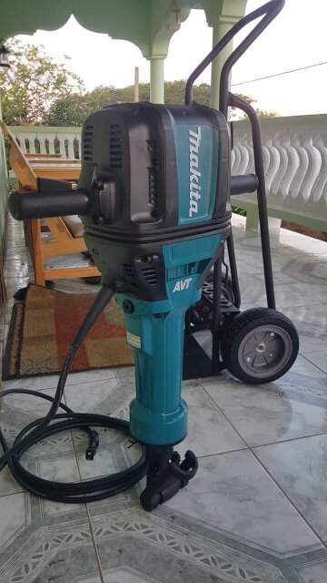 Makita HM1812×3 70lb Advanced AVT Breaker Hammer