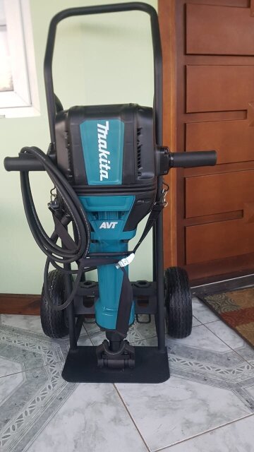 Makita HM1812×3 70lb Advanced AVT Breaker Hammer