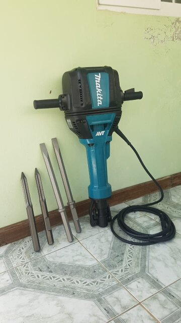 Makita HM1812×3 70lb Advanced AVT Breaker Hammer