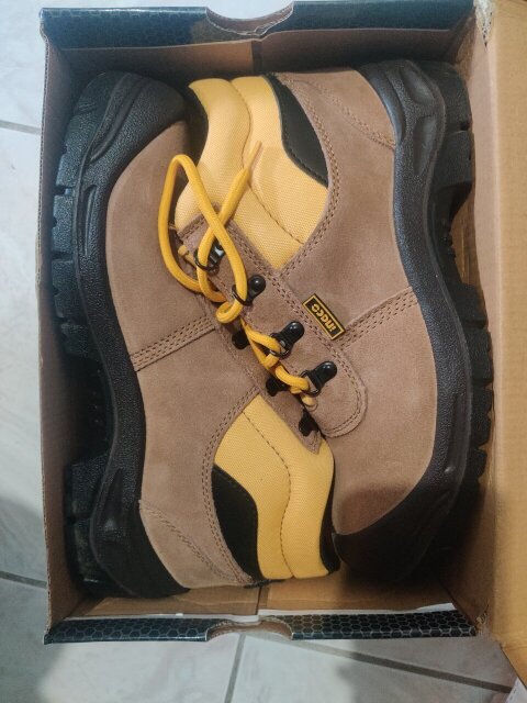 Safety Boots Package Size 9-10