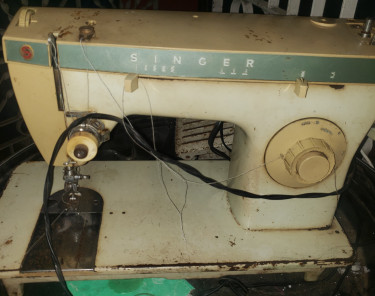 DEAL!!! Vintage Singer Sewing Machine 