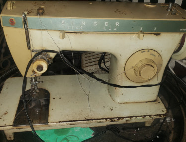 DEAL!!! Vintage Singer Sewing Machine 