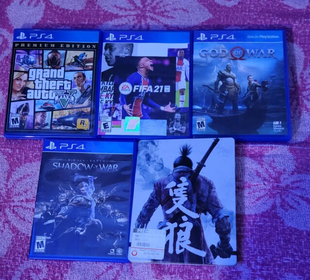 FAILY NEW AND NEW PS4 CD