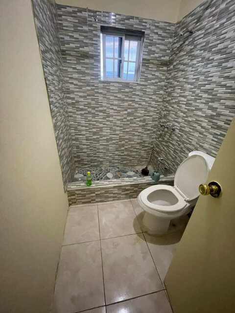 2 Bedrooms And 1 Bathroom House