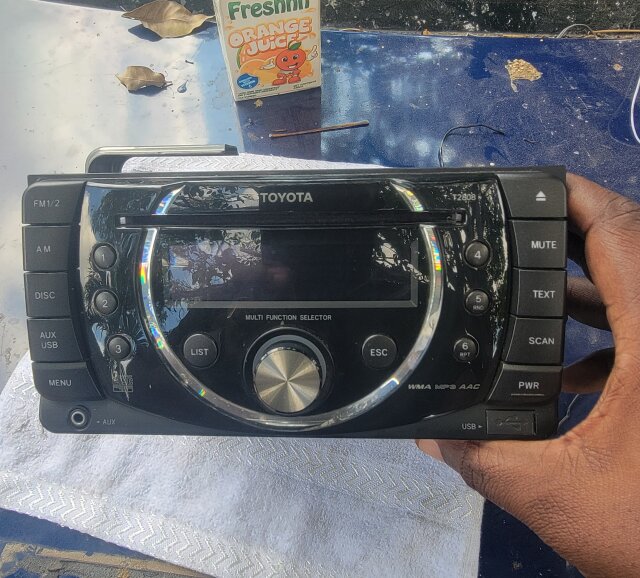 MINT CONDITION CD RADIO WITH USB AND MORE ON IT