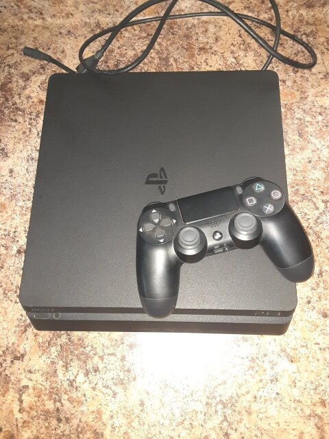 New Sony PS4 Slim With Controller
