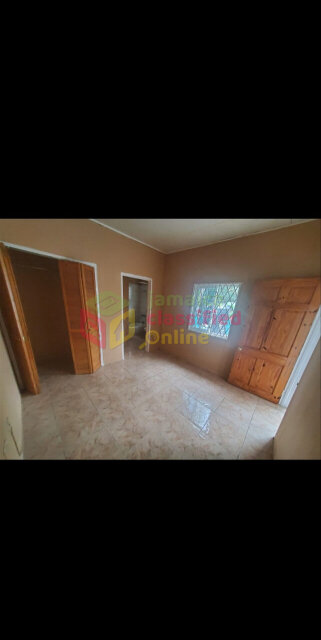 1 Bedroom Side Of Split Level House