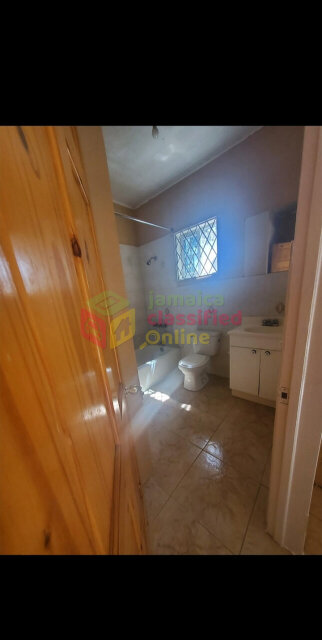 1 Bedroom Side Of Split Level House