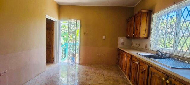 1 Bedroom Side Of Split Level House