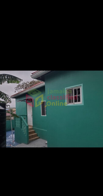 1 Bedroom Side Of Split Level House