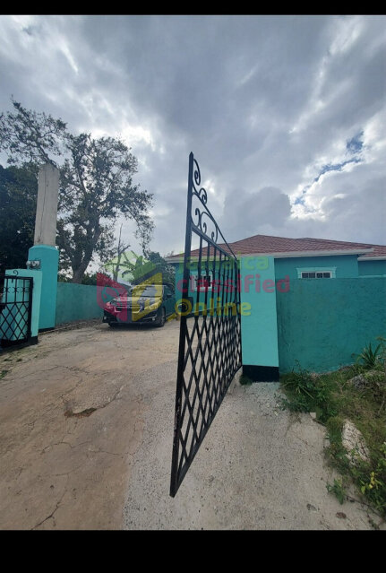 1 Bedroom Side Of Split Level House
