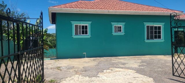1 Bedroom Side Of Split Level House