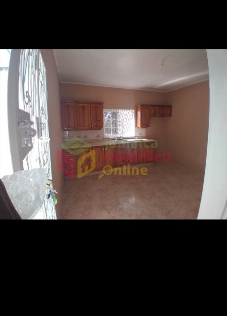 1 Bedroom Side Of Split Level House